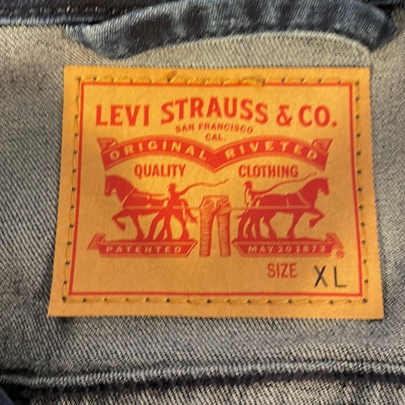 Levis woman’s jean jacket - Picture 3 of 4
